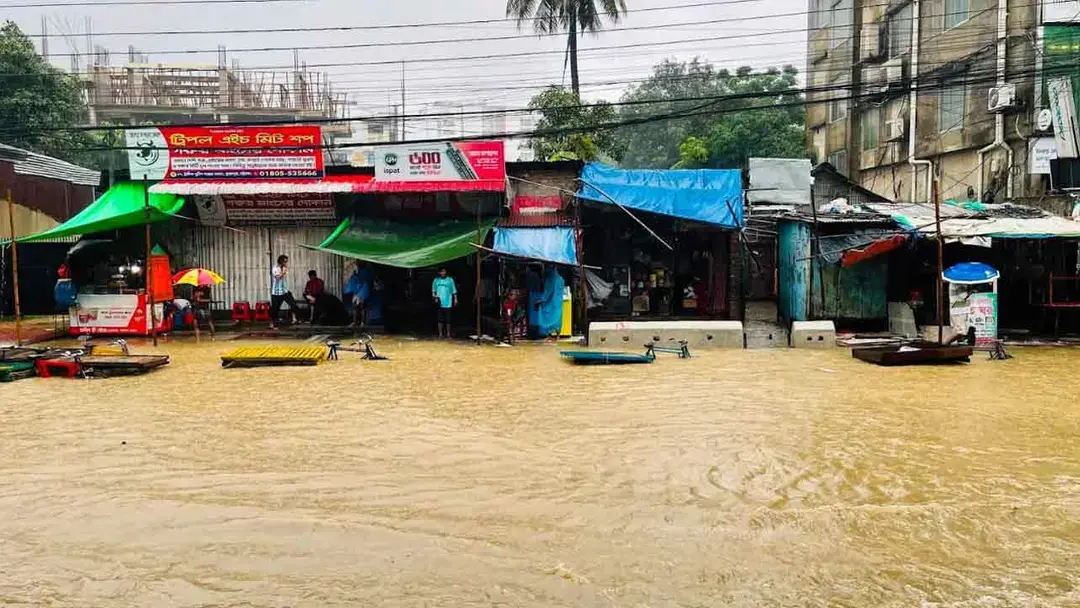 চট্টগ্রামের বেশিরভাগ এলাকায় জলাবদ্ধতা, দুর্ভোগে নগরবাসী