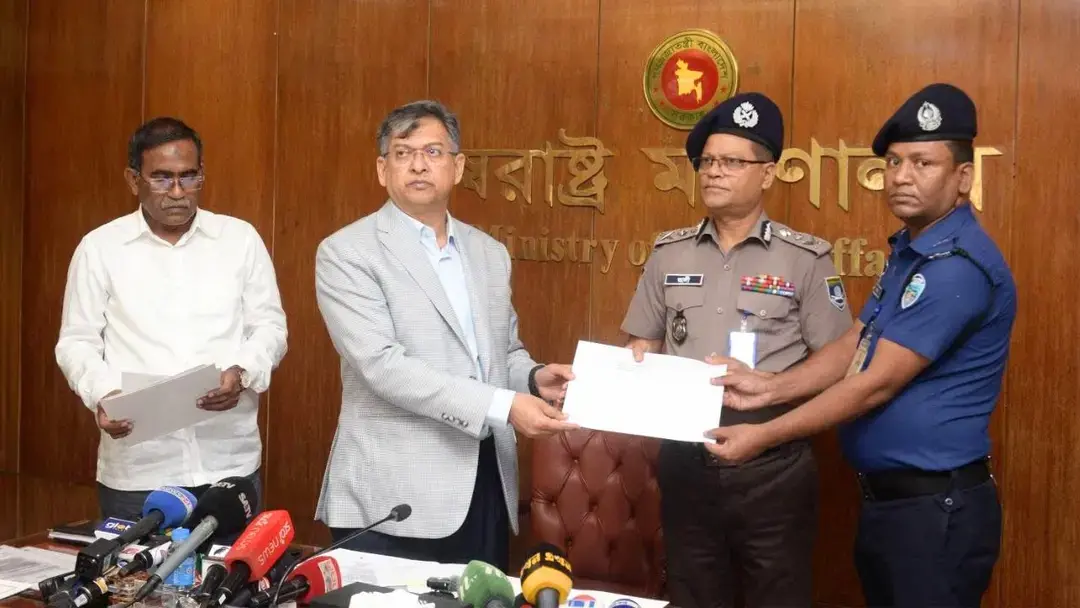 চট্টগ্রামে স্বরাষ্ট্রমন্ত্রীর বিশেষ পুরস্কার পেলেন চার পুলিশ সদস্য