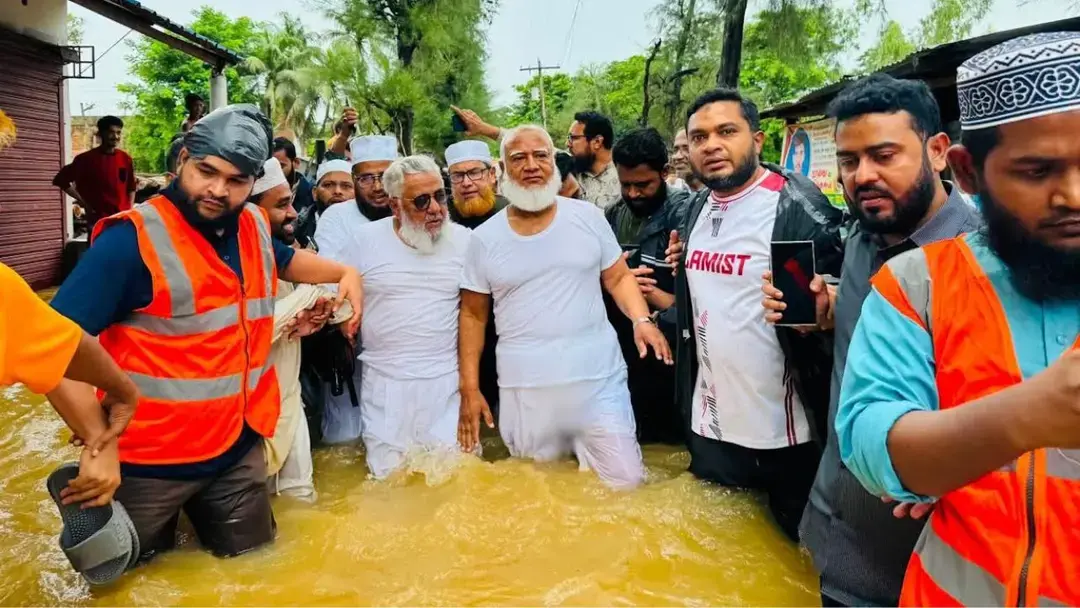 বন্যাদুর্গত চট্টগ্রামে জামায়াত আমির, ক্ষতিগ্রস্তদের মাঝে ত্রাণ বিতরণ