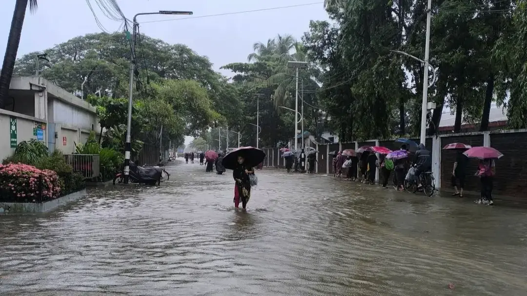 টানা বৃষ্টিতে চট্টগ্রাম নগরজুড়ে জলাবদ্ধতা, বাসাবাড়িতে পানি