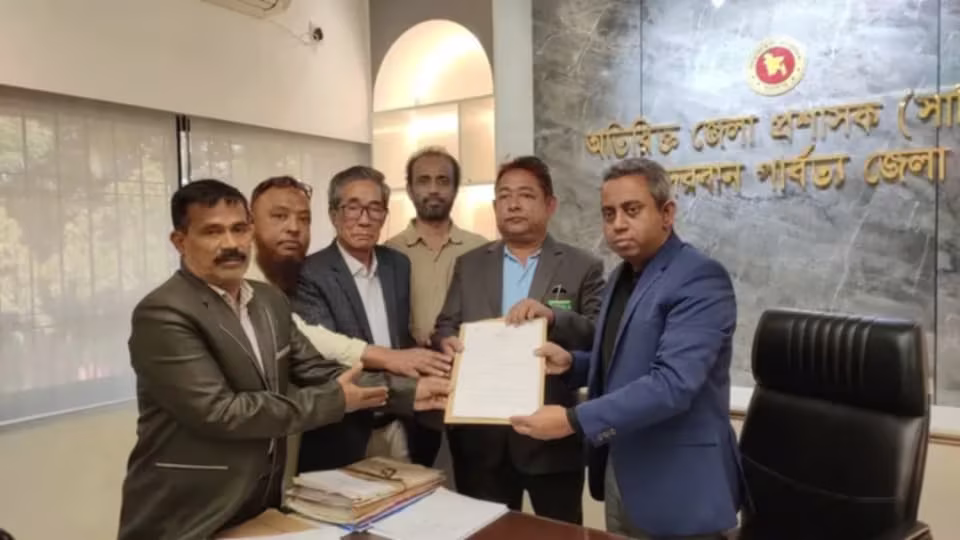 বান্দরবানে ধানের শীষের প্রার্থীর পক্ষে মনোনয়ন ফরম সংগ্রহ করেন মজিবুর রশিদ