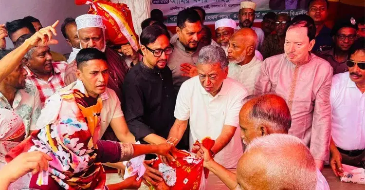 চট্টগ্রামে ত্রাণ বিতরণের মঞ্চ ভেঙে পড়ে গেলেন অর্থমন্ত্রী