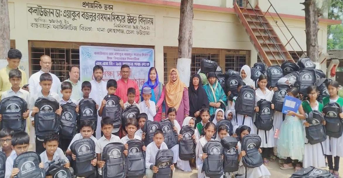 লোহাগাড়ায় এসএসসি-৯৩ ব্যাচের উদ্যোগে শিক্ষা সামগ্রী বিতরণ