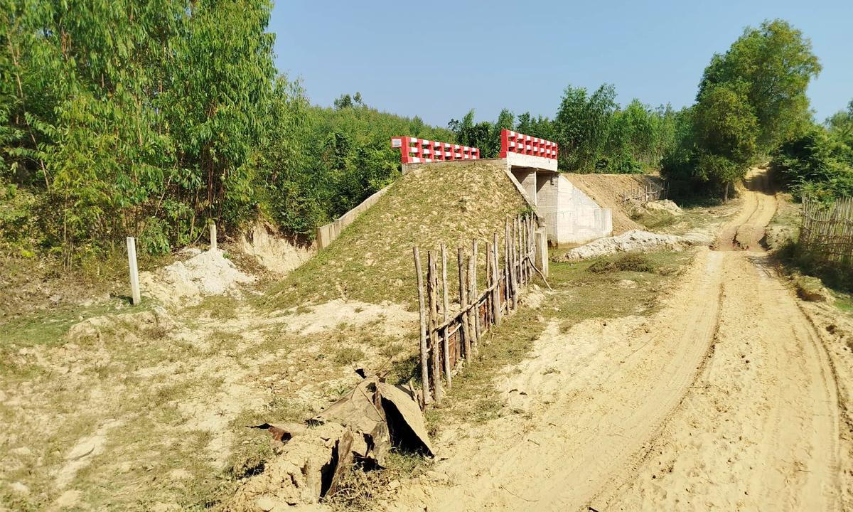 লোহাগাড়ায় প্রকল্পের অর্থ ইউপি সদস্যের পকেটে