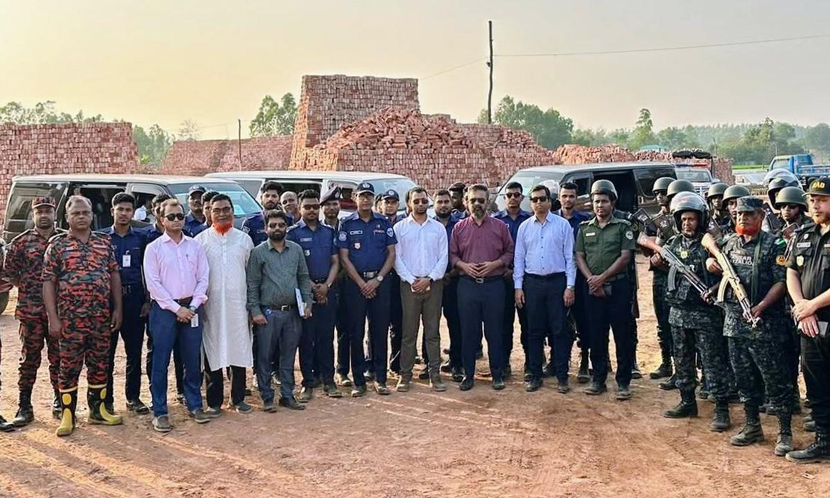 লোহাগাড়ায় অবৈধ ৫ ইটভাটা মালিককে ৩০ লাখ টাকা জরিমানা