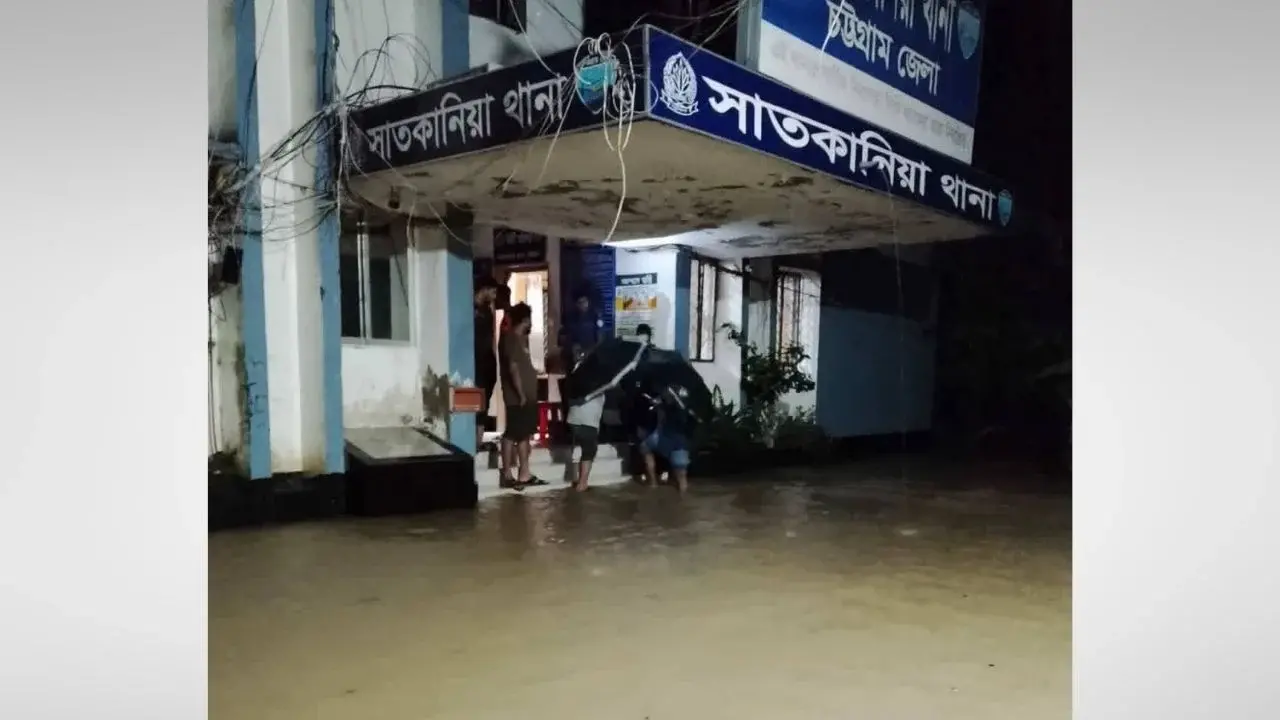 সাতকানিয়ায় বন্যা পরিস্থিতির অবনতি, থানা-হাসপাতাল-স্কুলে পানি