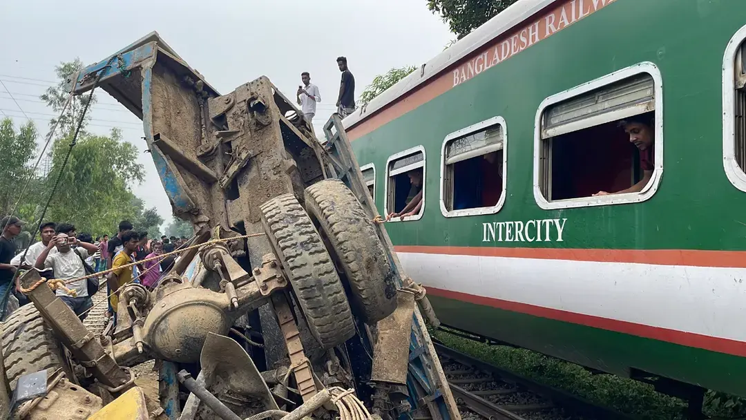 দেড় ঘণ্টা পর চট্টগ্রামের সঙ্গে সারা দেশের রেল যোগাযোগ স্বাভাবিক