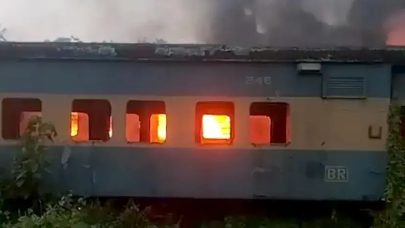 চট্টগ্রামে ট্রেনের পরিত্যক্ত বগিতে আগুন